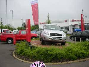 YuのヘルメットとRAV4